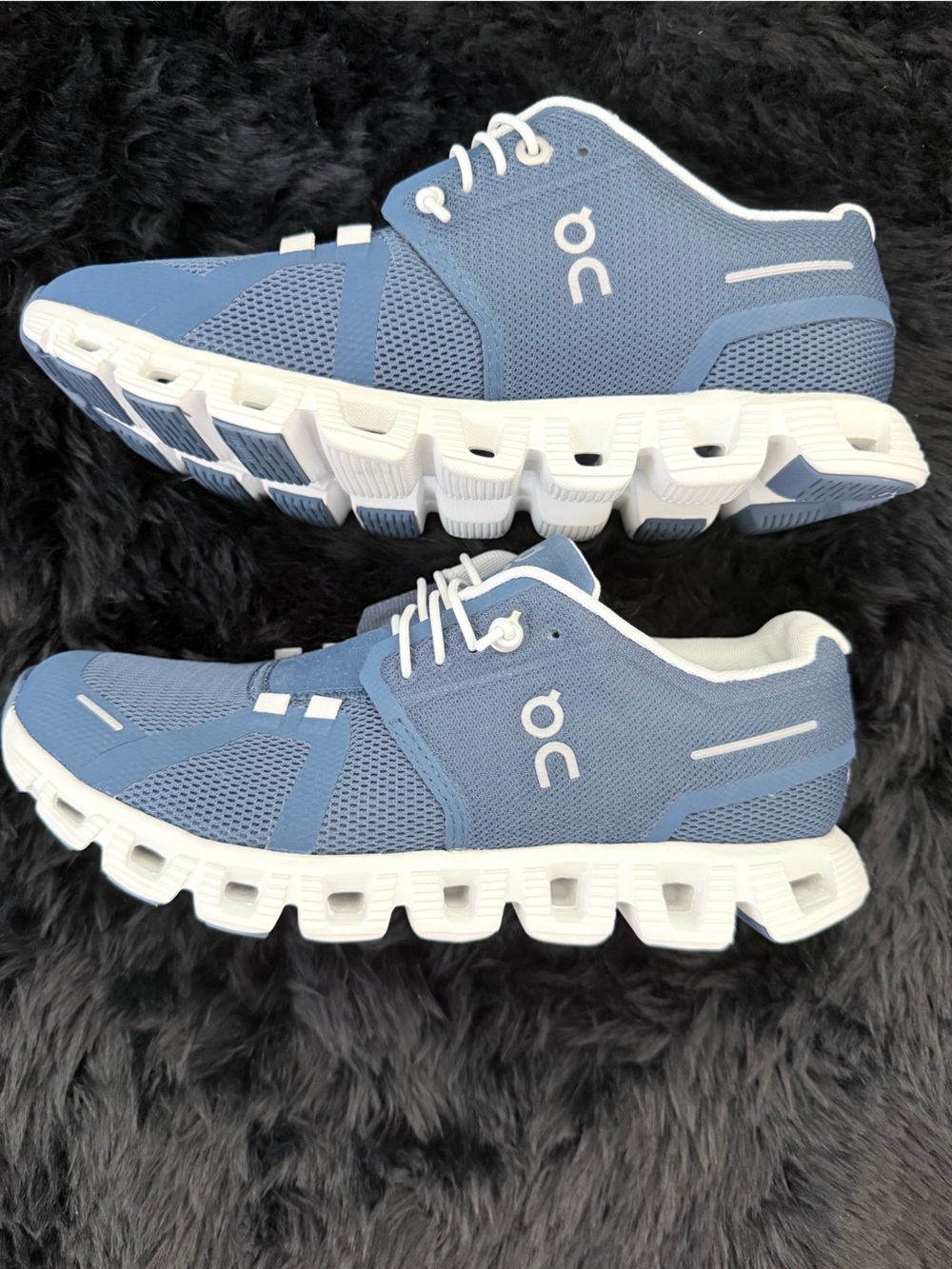 On Cloud Sneakers in navy Blue and White size 6.5
